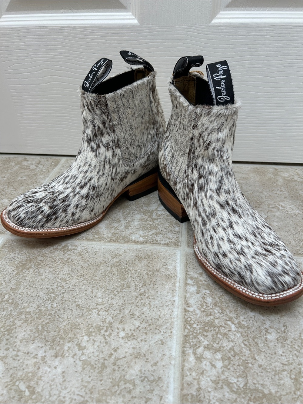 NWT Jordan Paige Cowhide Ankle Boots Size 7(Fits Women Size 7.5)